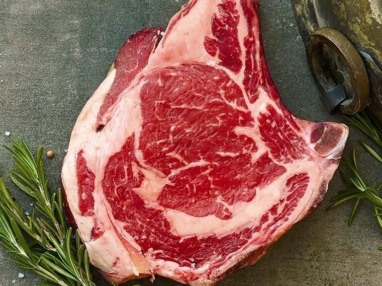 Ein rohes Stück von bestem Fleisch wartet im Toni´s Gasthaus auf seine Zubereitung.